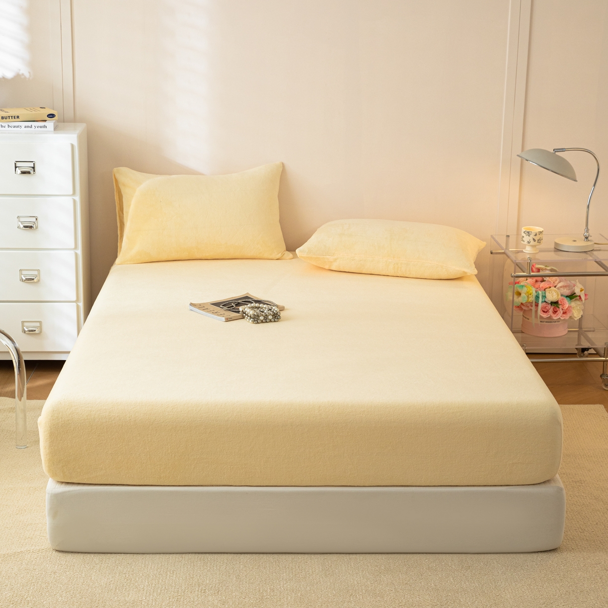 91家纺网 家纺一手货源 找家纺 眠博士 2025新款简约牛奶绒纯色单床笠-场景二 牛奶绒纯色床笠-鹅黄