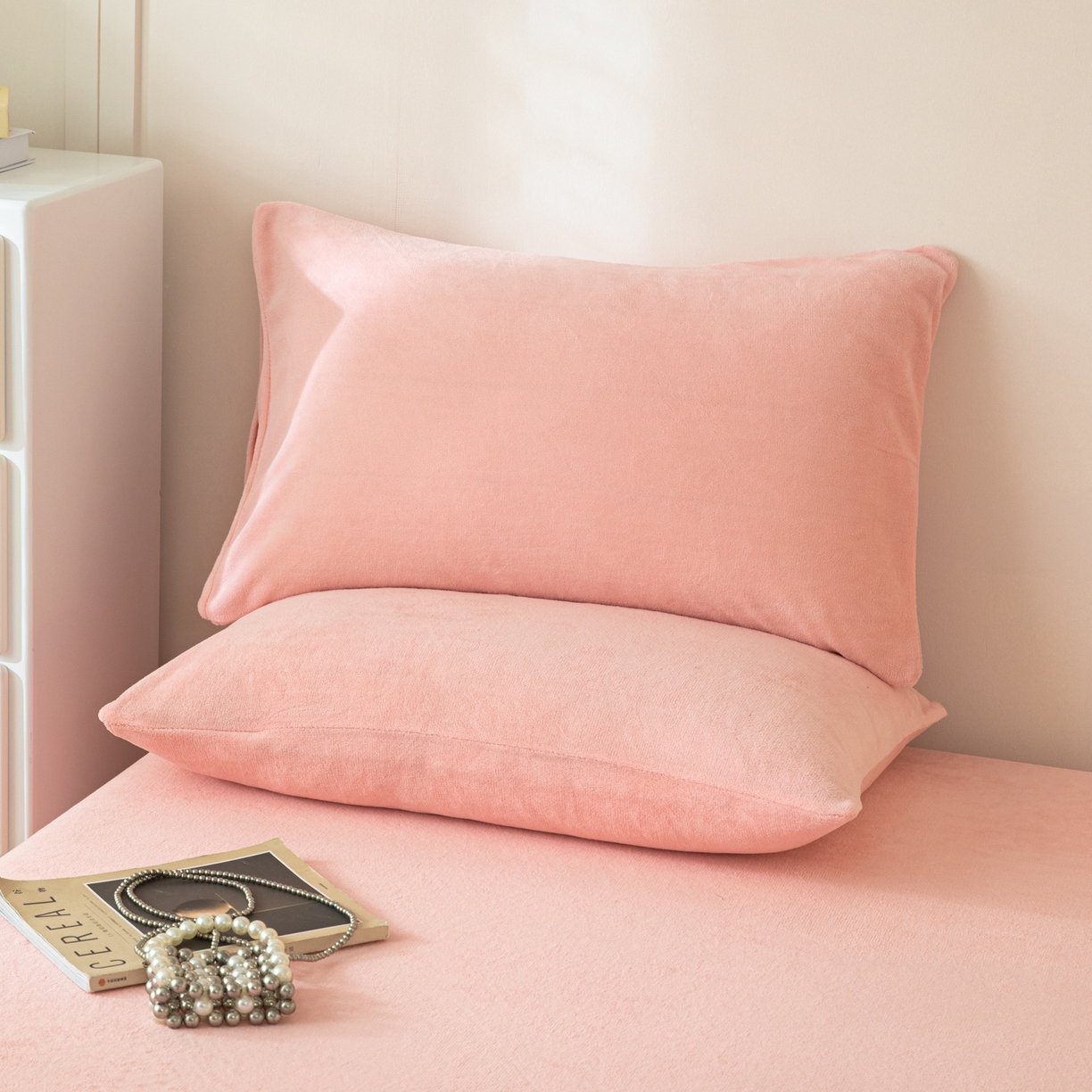 91家纺网 家纺一手货源 找家纺 眠博士 2025新款简约牛奶绒纯色单床笠-场景二 牛奶绒纯色床笠-粉色