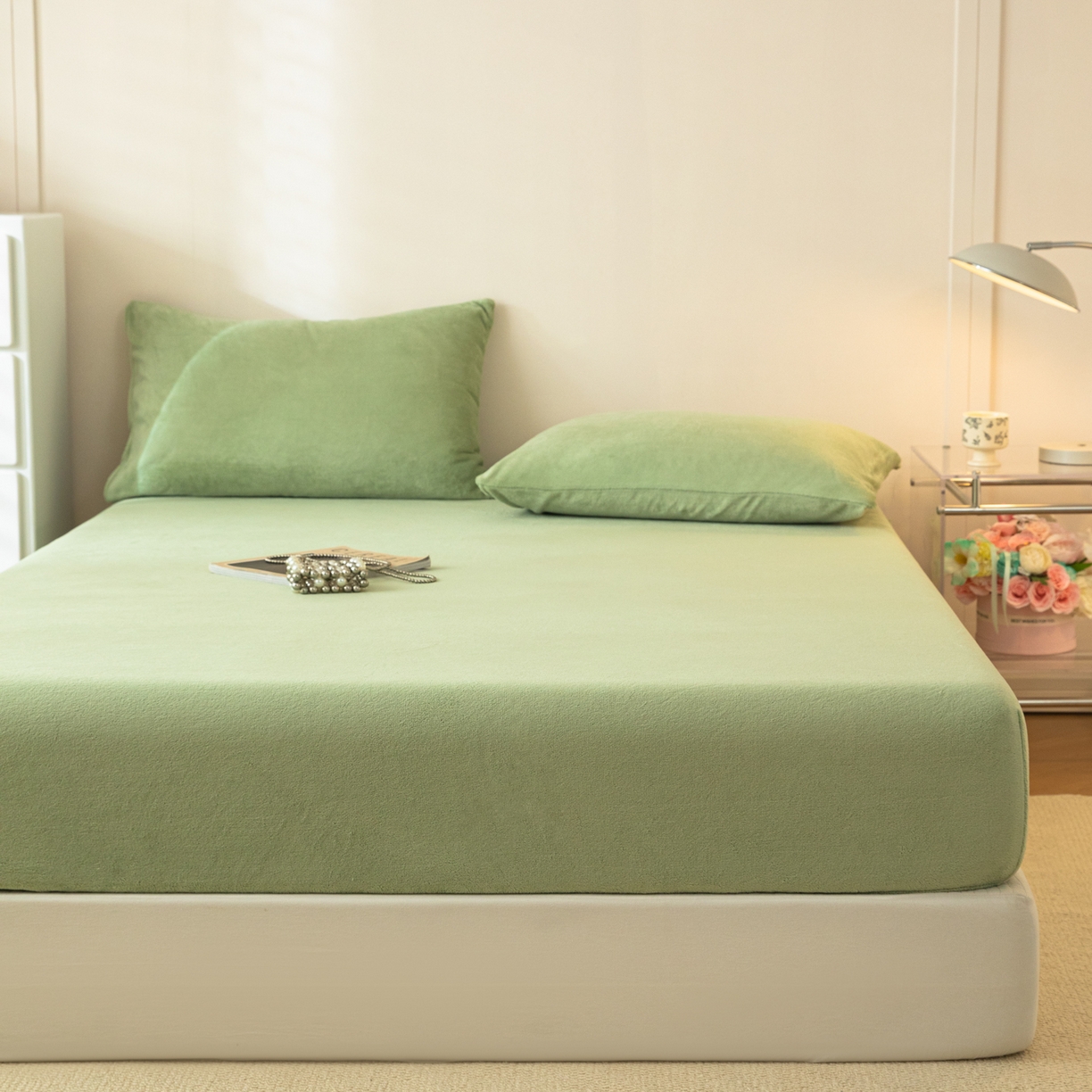 91家纺网 家纺一手货源 找家纺 眠博士 2025新款简约牛奶绒纯色单床笠-场景二 牛奶绒纯色床笠-苹果绿