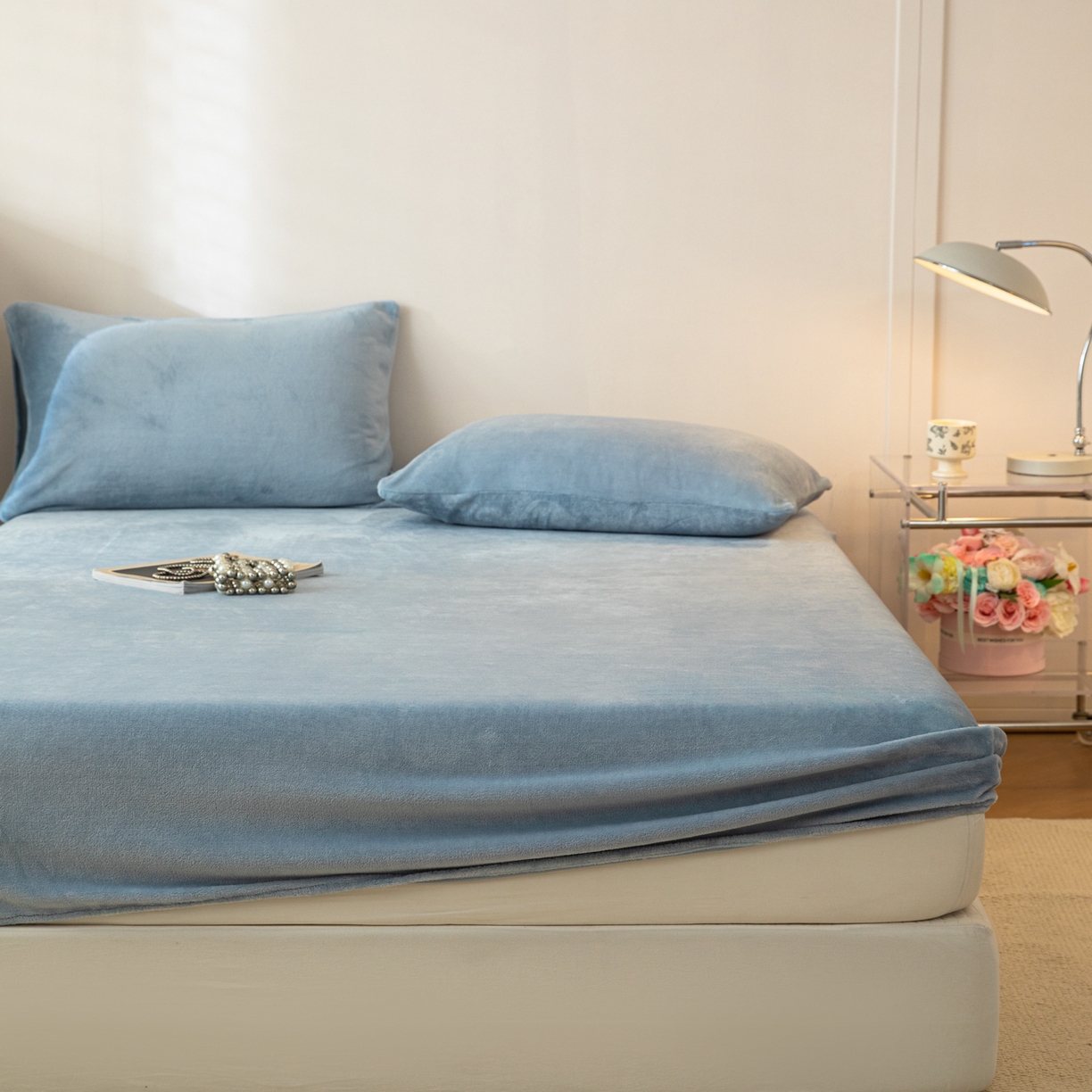 91家纺网 家纺一手货源 找家纺 眠博士 2025新款简约牛奶绒纯色单床笠-场景二 牛奶绒纯色床笠-雾霾蓝