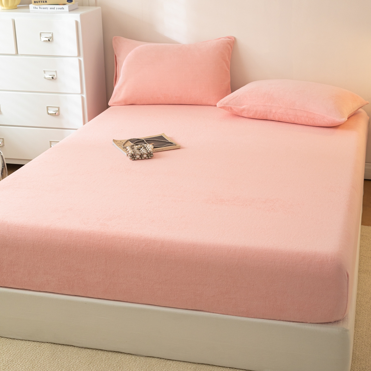 91家纺网 家纺一手货源 找家纺 眠博士 2025新款简约牛奶绒纯色单床笠-场景二 牛奶绒纯色床笠-粉色