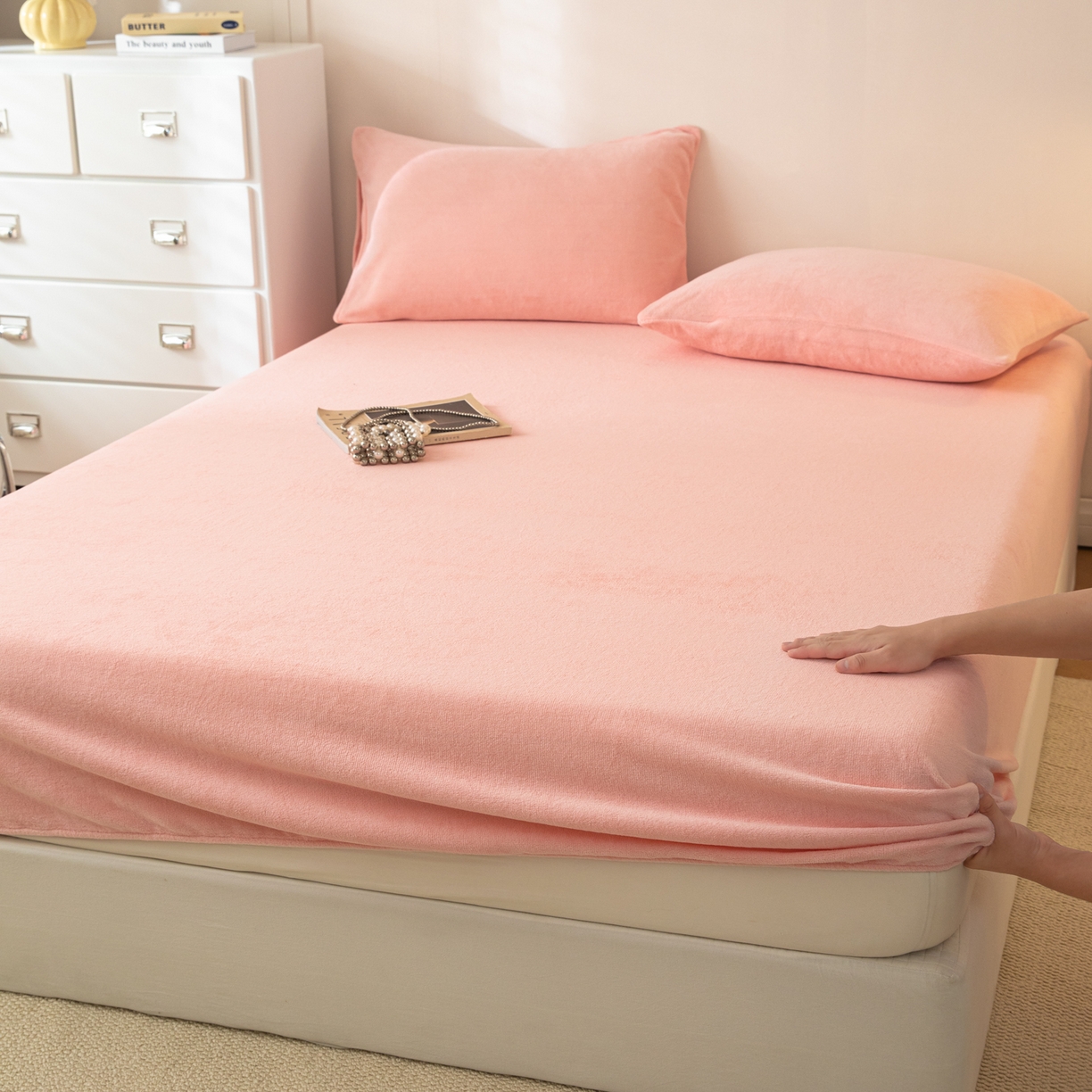 91家纺网 家纺一手货源 找家纺 眠博士 2025新款简约牛奶绒纯色单床笠-场景二 牛奶绒纯色床笠-粉色