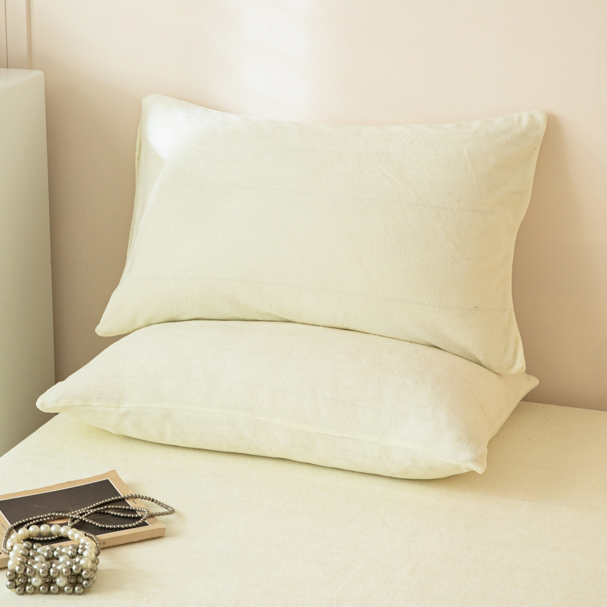 91家纺网 家纺一手货源 找家纺 眠博士 2025新款简约牛奶绒纯色单床笠-场景二 牛奶绒纯色床笠-奶白