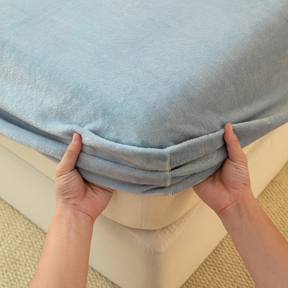 91家纺网 家纺一手货源 找家纺 眠博士 2025新款简约牛奶绒纯色单床笠-场景二 牛奶绒纯色床笠-雾霾蓝