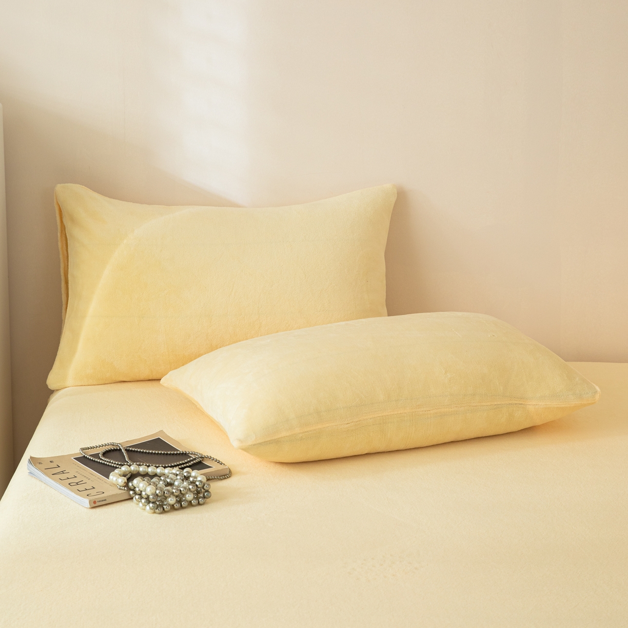 91家纺网 家纺一手货源 找家纺 眠博士 2025新款简约牛奶绒纯色单床笠-场景二 牛奶绒纯色床笠-鹅黄