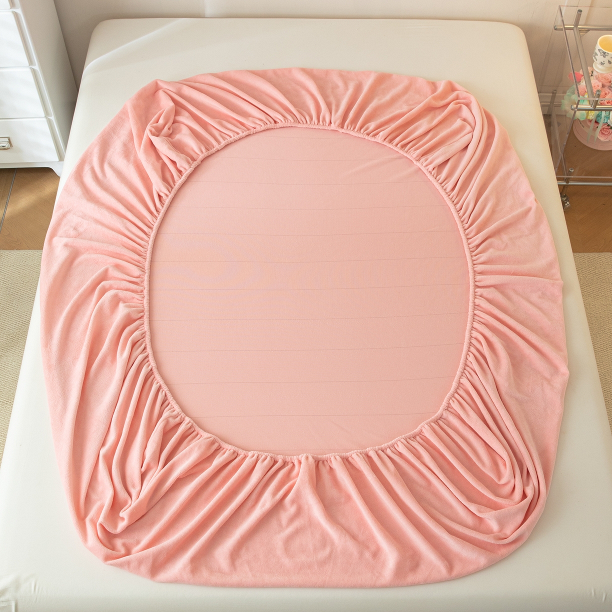 91家纺网 家纺一手货源 找家纺 眠博士 2025新款简约牛奶绒纯色单床笠-场景二 牛奶绒纯色床笠-粉色