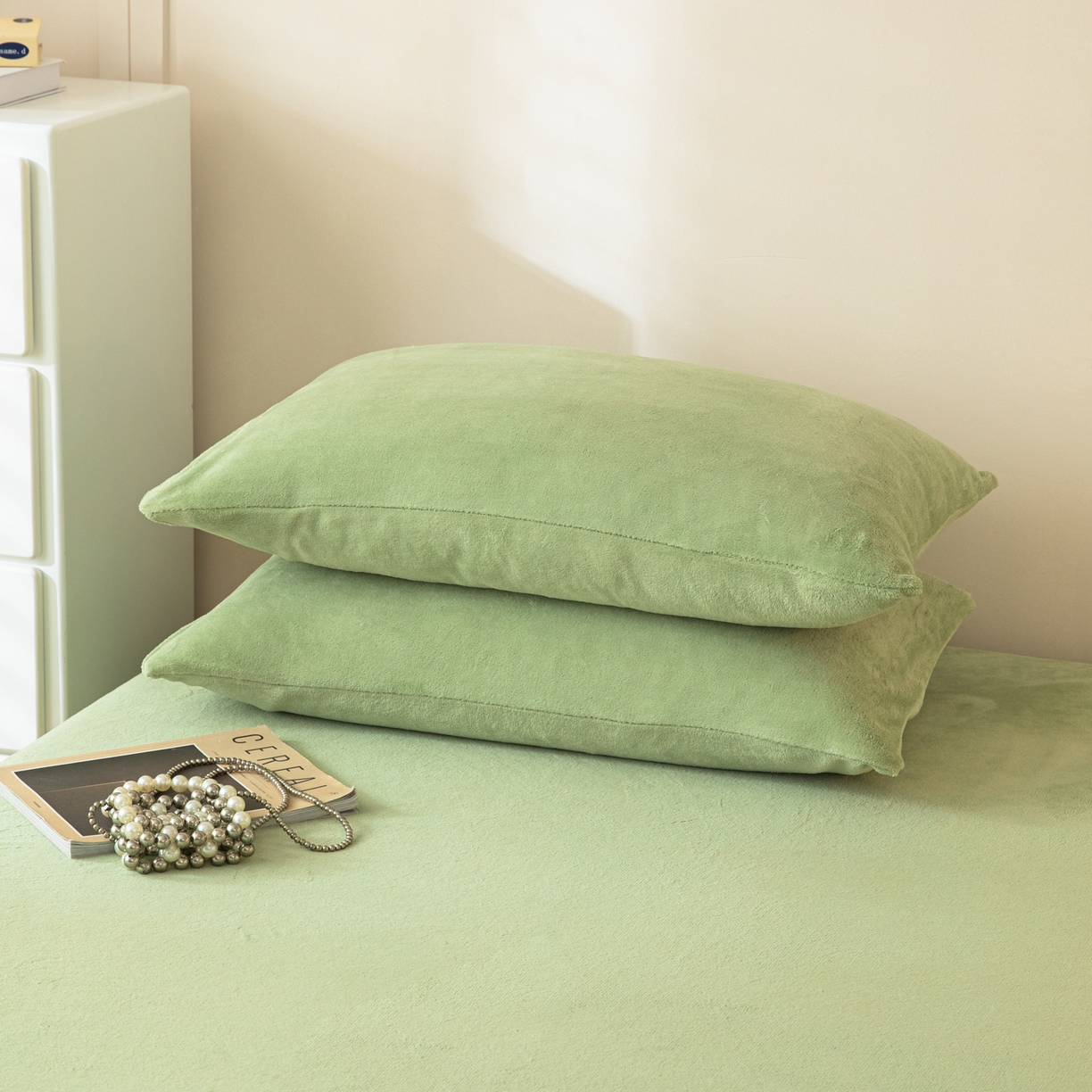 91家纺网 家纺一手货源 找家纺 眠博士 2025新款简约牛奶绒纯色单床笠-场景二 牛奶绒纯色床笠-苹果绿