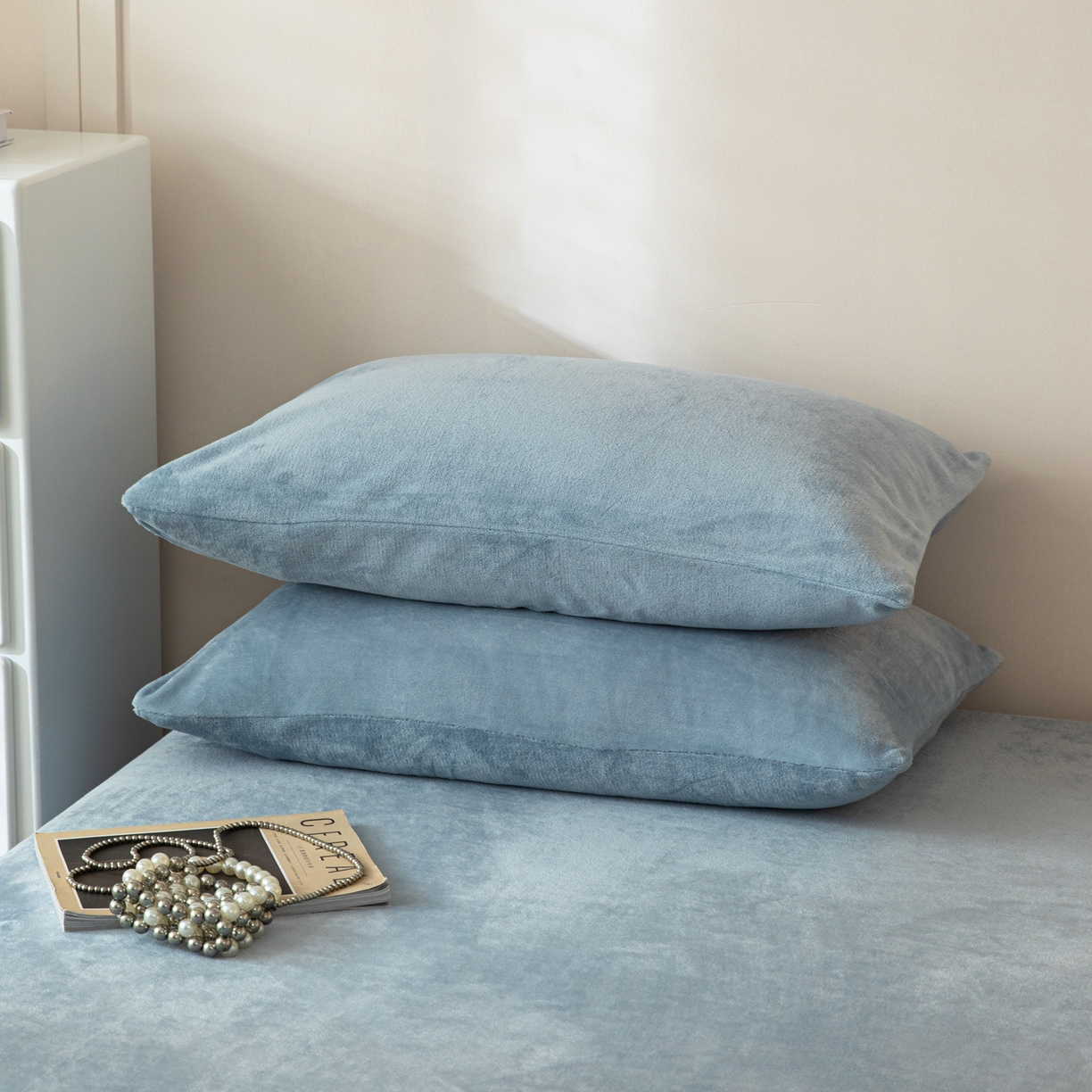 91家纺网 家纺一手货源 找家纺 眠博士 2025新款简约牛奶绒纯色单床笠-场景二 牛奶绒纯色床笠-雾霾蓝