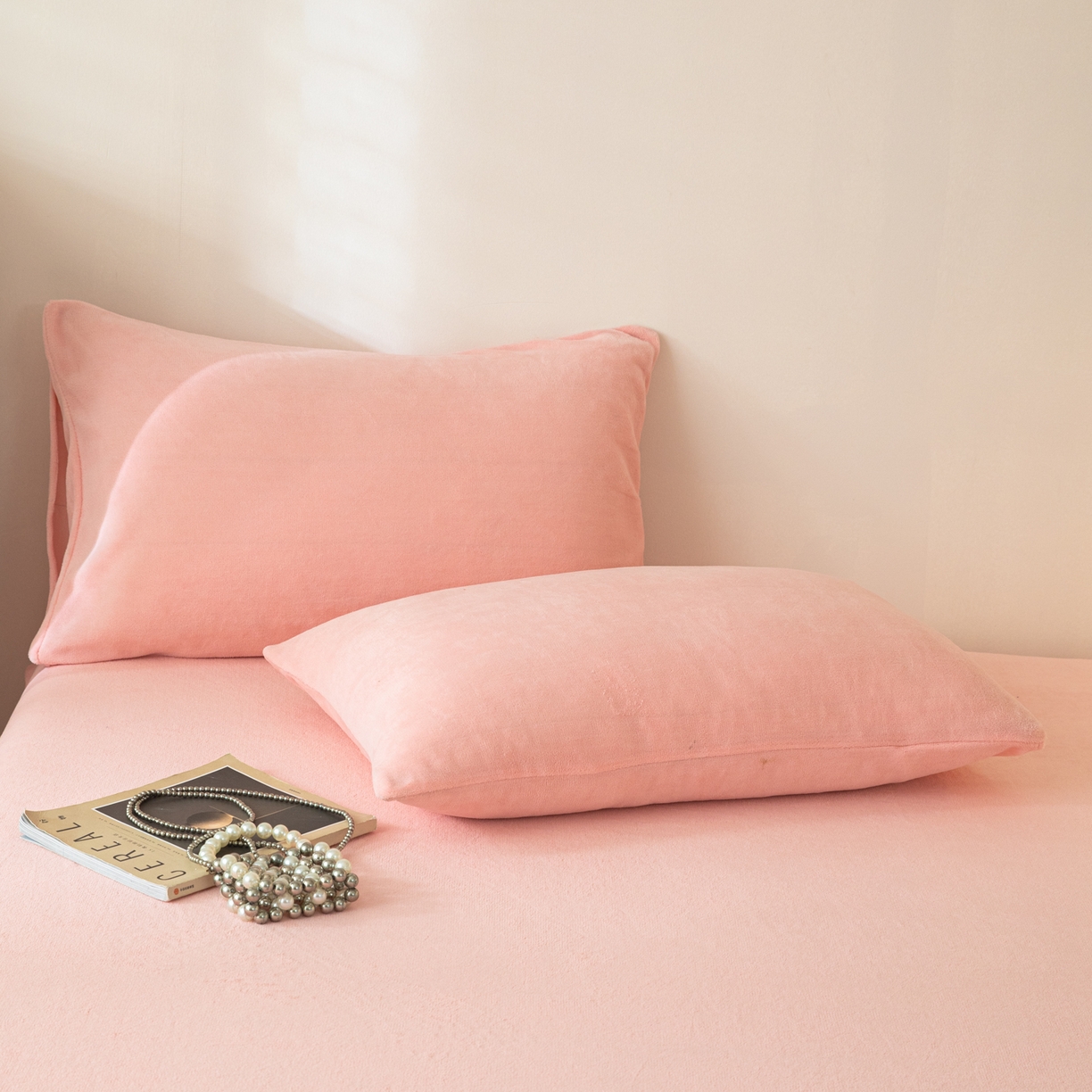 91家纺网 家纺一手货源 找家纺 眠博士 2025新款简约牛奶绒纯色单床笠-场景二 牛奶绒纯色床笠-粉色