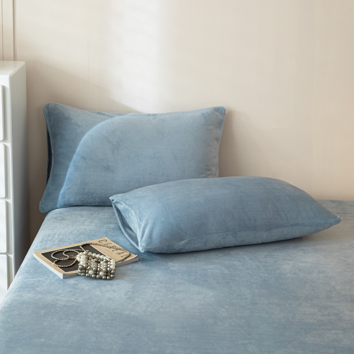 91家纺网 家纺一手货源 找家纺 眠博士 2025新款简约牛奶绒纯色单床笠-场景二 牛奶绒纯色床笠-雾霾蓝