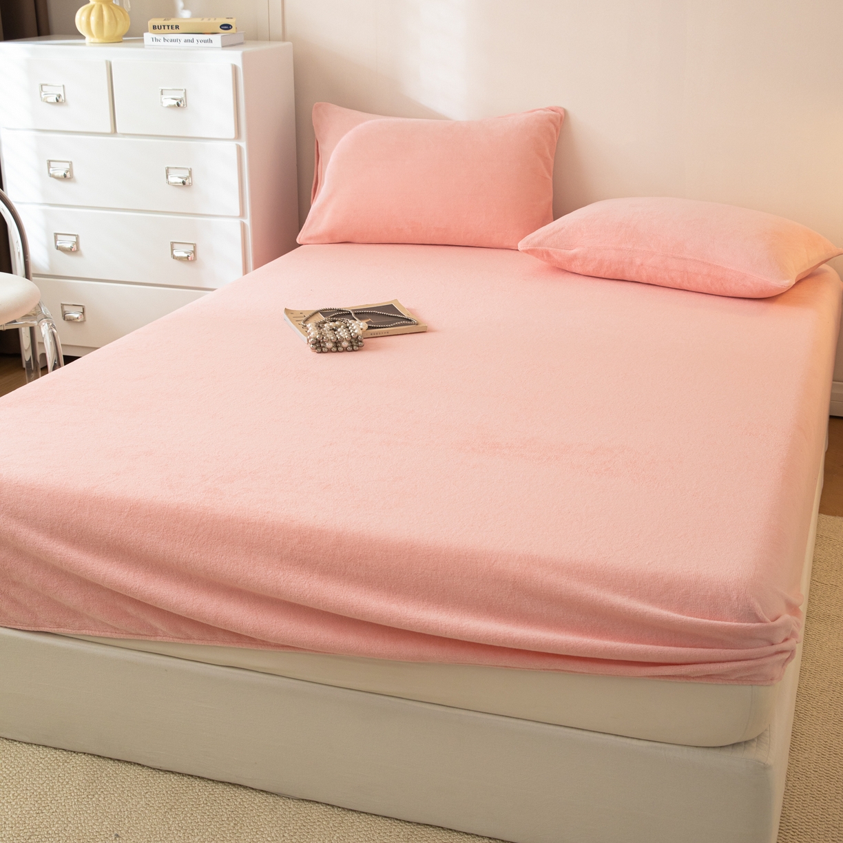 91家纺网 家纺一手货源 找家纺 眠博士 2025新款简约牛奶绒纯色单床笠-场景二 牛奶绒纯色床笠-粉色