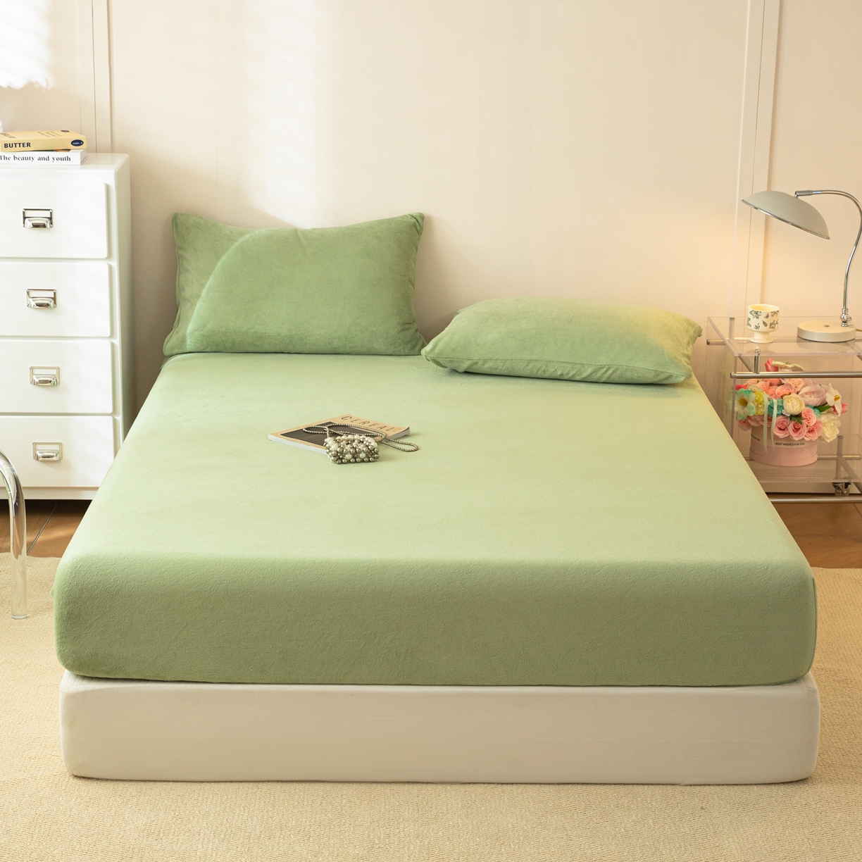 91家纺网 家纺一手货源 找家纺 眠博士 2025新款简约牛奶绒纯色单床笠-场景二 牛奶绒纯色床笠-苹果绿