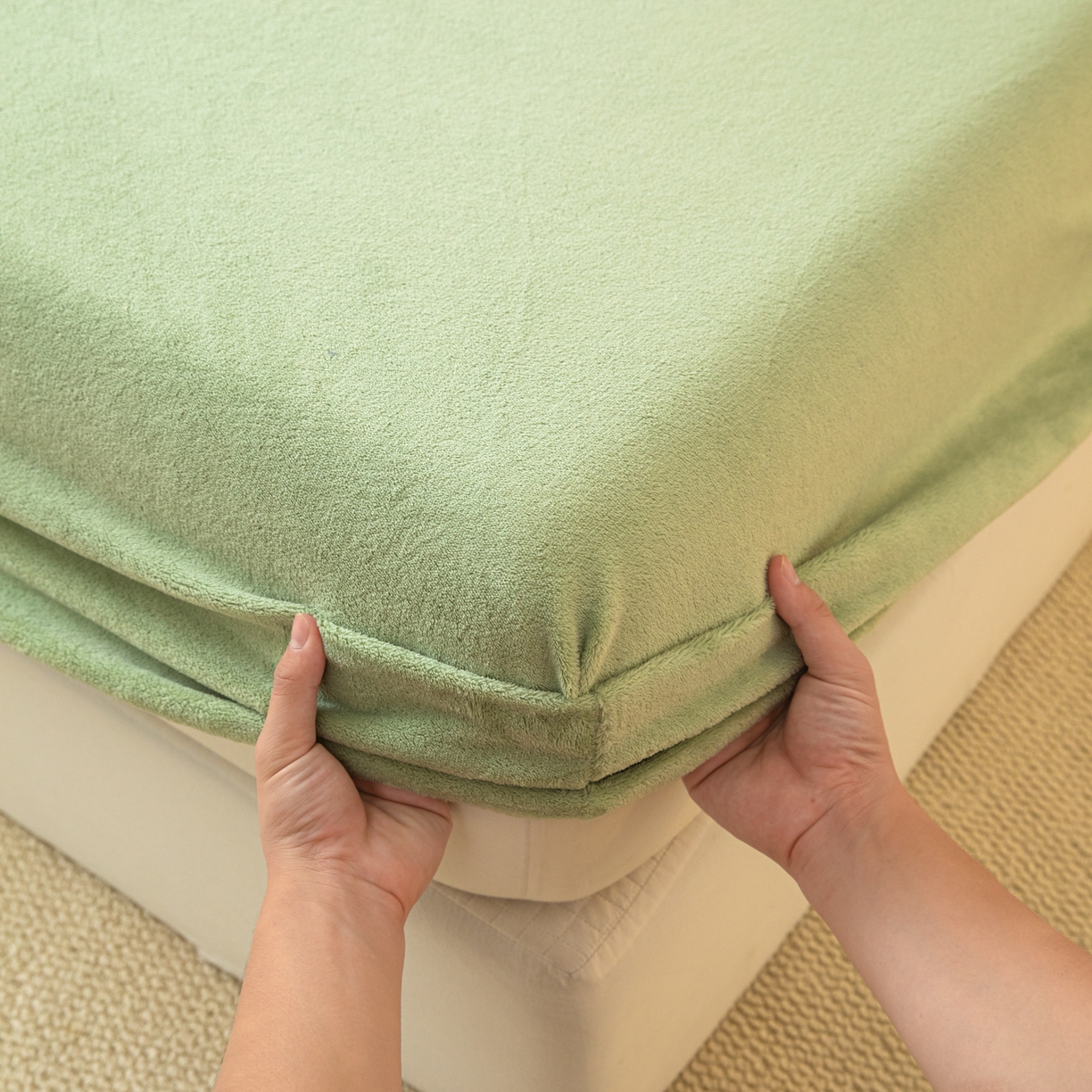 91家纺网 家纺一手货源 找家纺 眠博士 2025新款简约牛奶绒纯色单床笠-场景二 牛奶绒纯色床笠-苹果绿
