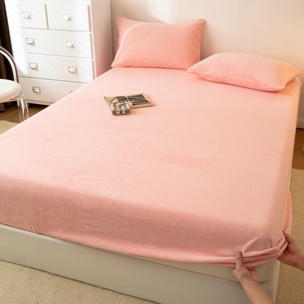 91家纺网 家纺一手货源 找家纺 眠博士 2025新款简约牛奶绒纯色单床笠-场景二 牛奶绒纯色床笠-粉色