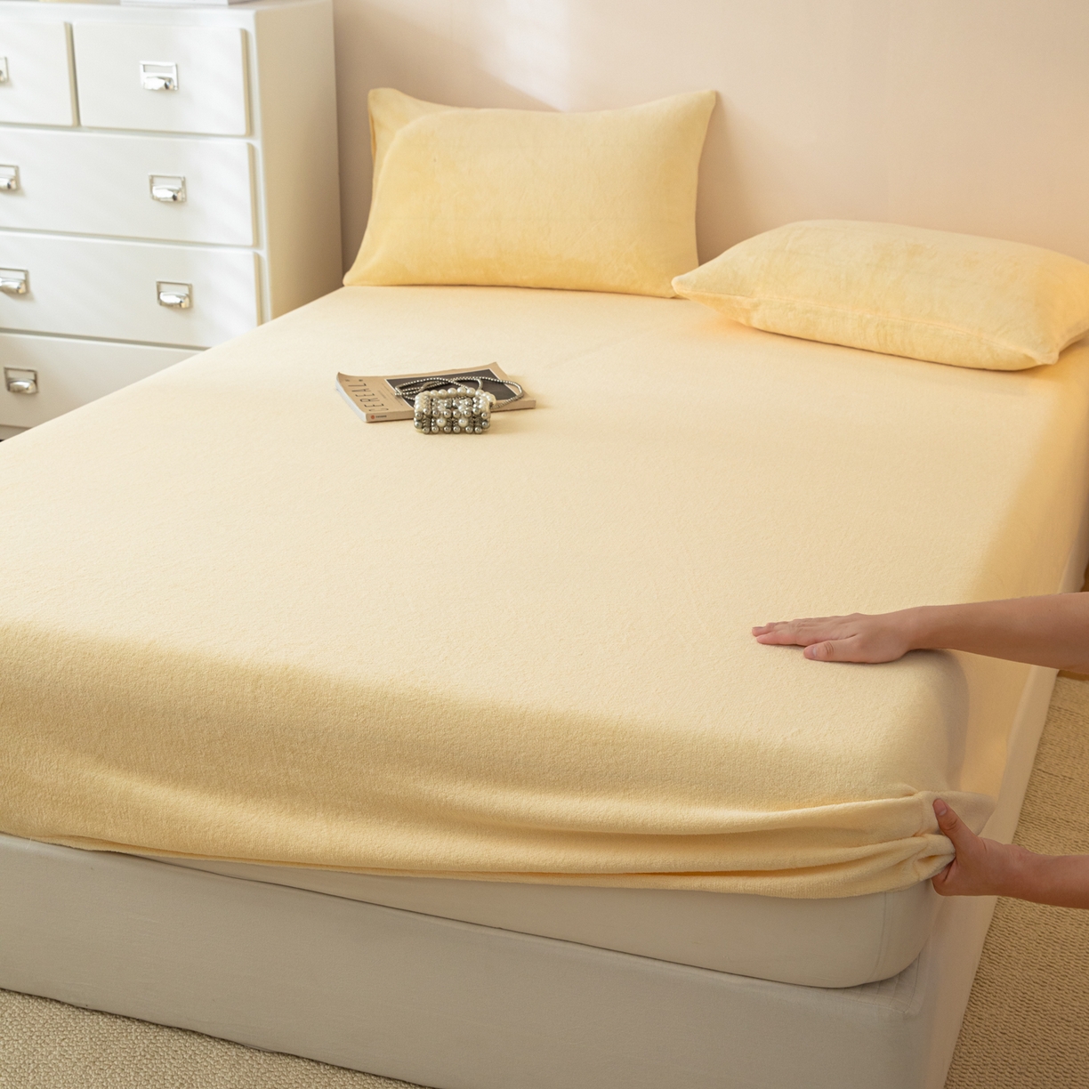 91家纺网 家纺一手货源 找家纺 眠博士 2025新款简约牛奶绒纯色单床笠-场景二 牛奶绒纯色床笠-鹅黄