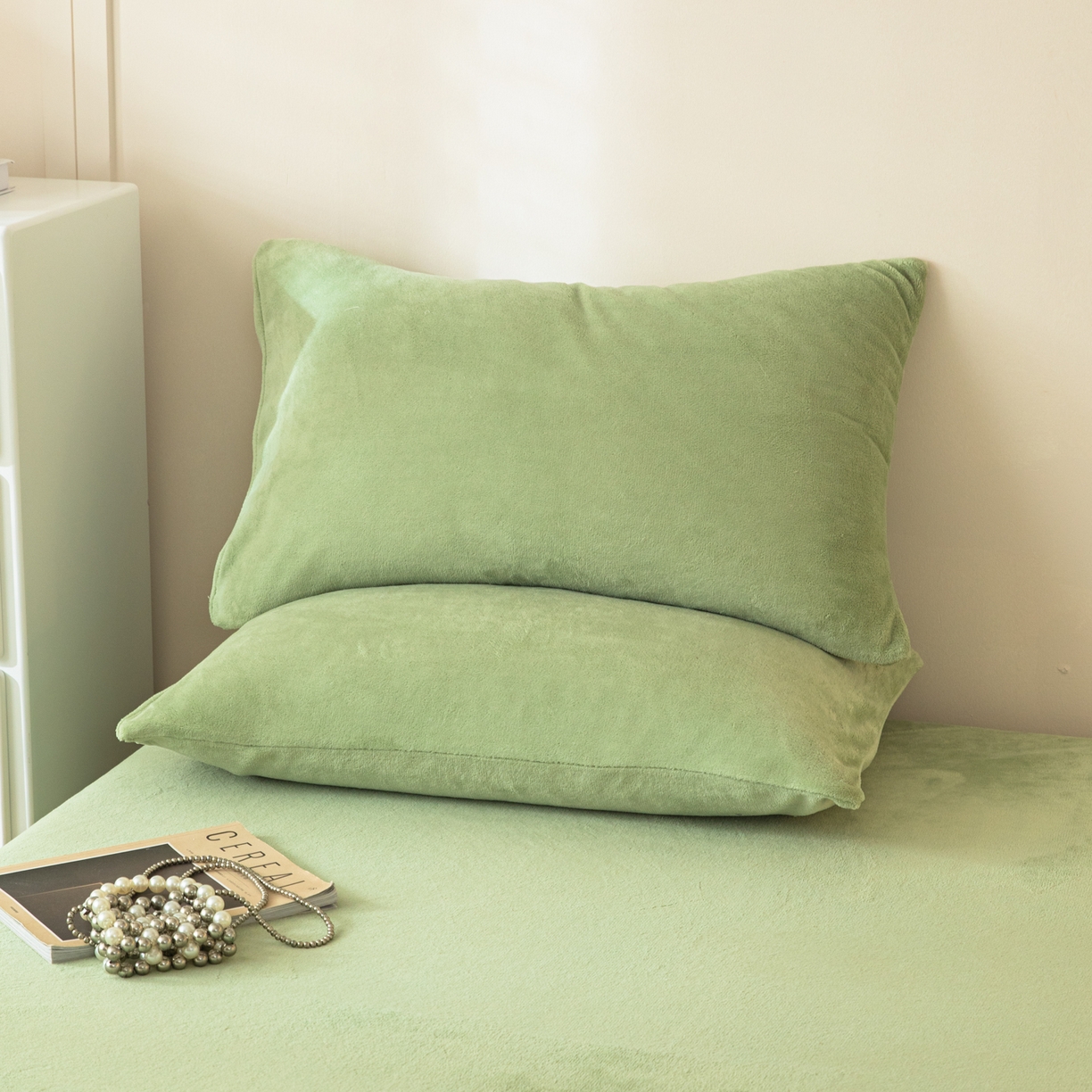 91家纺网 家纺一手货源 找家纺 眠博士 2025新款简约牛奶绒纯色单床笠-场景二 牛奶绒纯色床笠-苹果绿