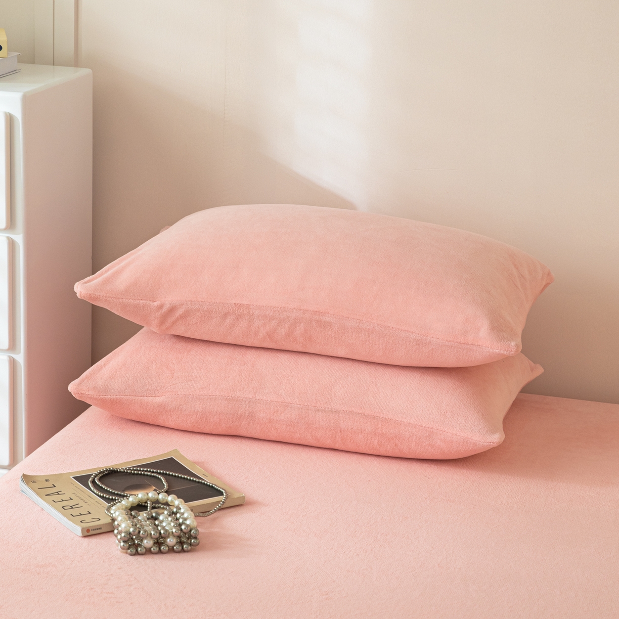 91家纺网 家纺一手货源 找家纺 眠博士 2025新款简约牛奶绒纯色单床笠-场景二 牛奶绒纯色床笠-粉色