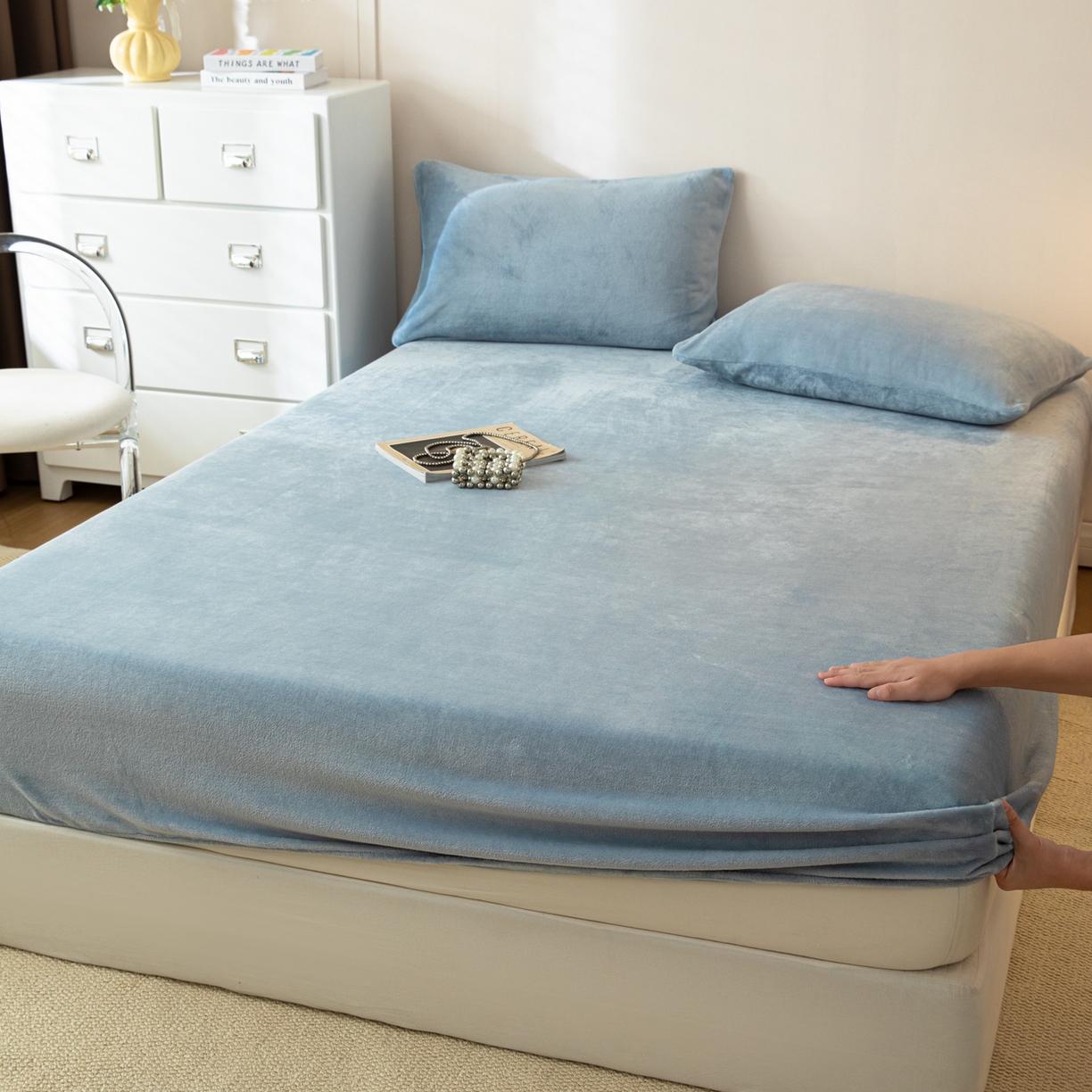 91家纺网 家纺一手货源 找家纺 眠博士 2025新款简约牛奶绒纯色单床笠-场景二 牛奶绒纯色床笠-雾霾蓝