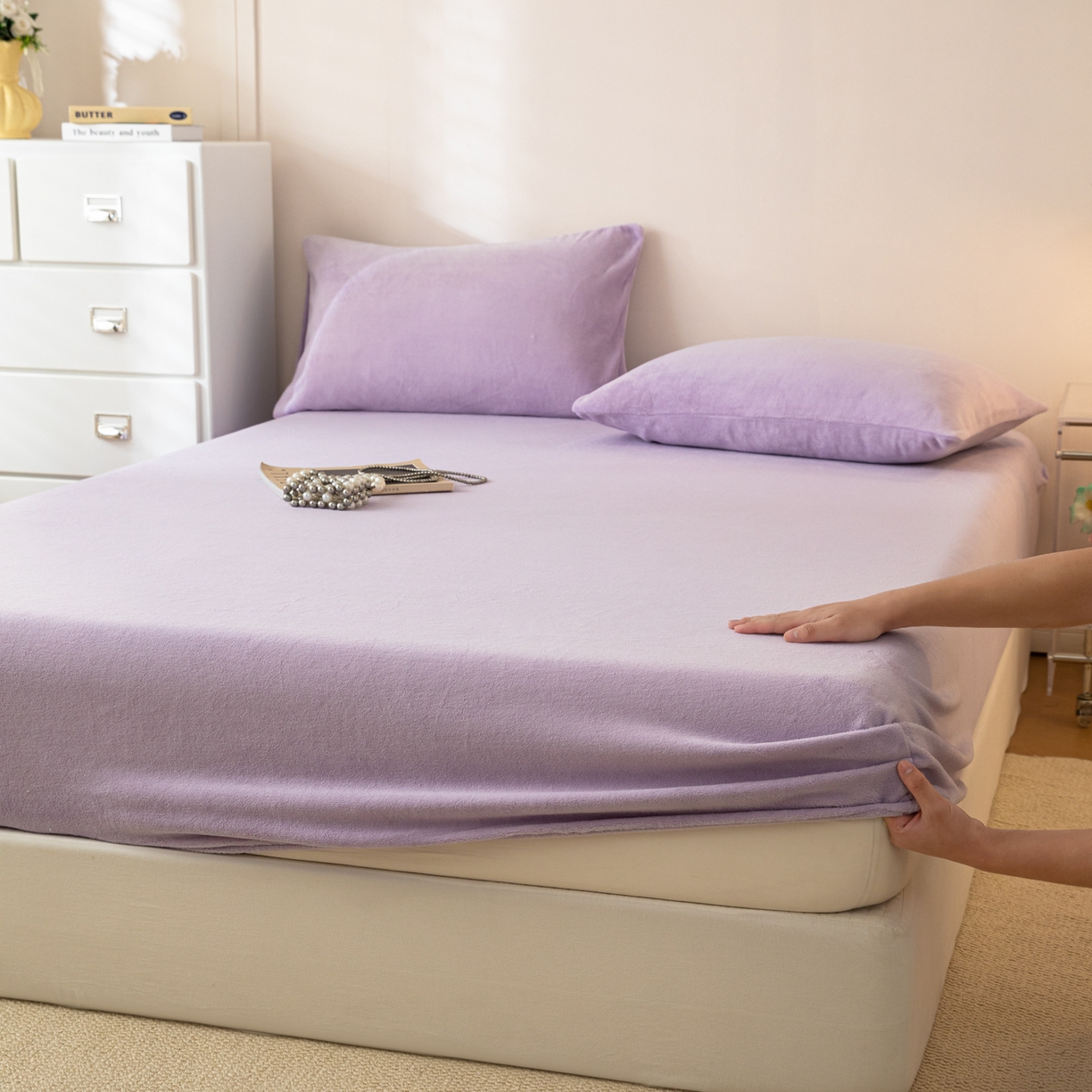 91家纺网 家纺一手货源 找家纺 眠博士 2025新款简约牛奶绒纯色单床笠-场景二 牛奶绒纯色床笠-丁香紫