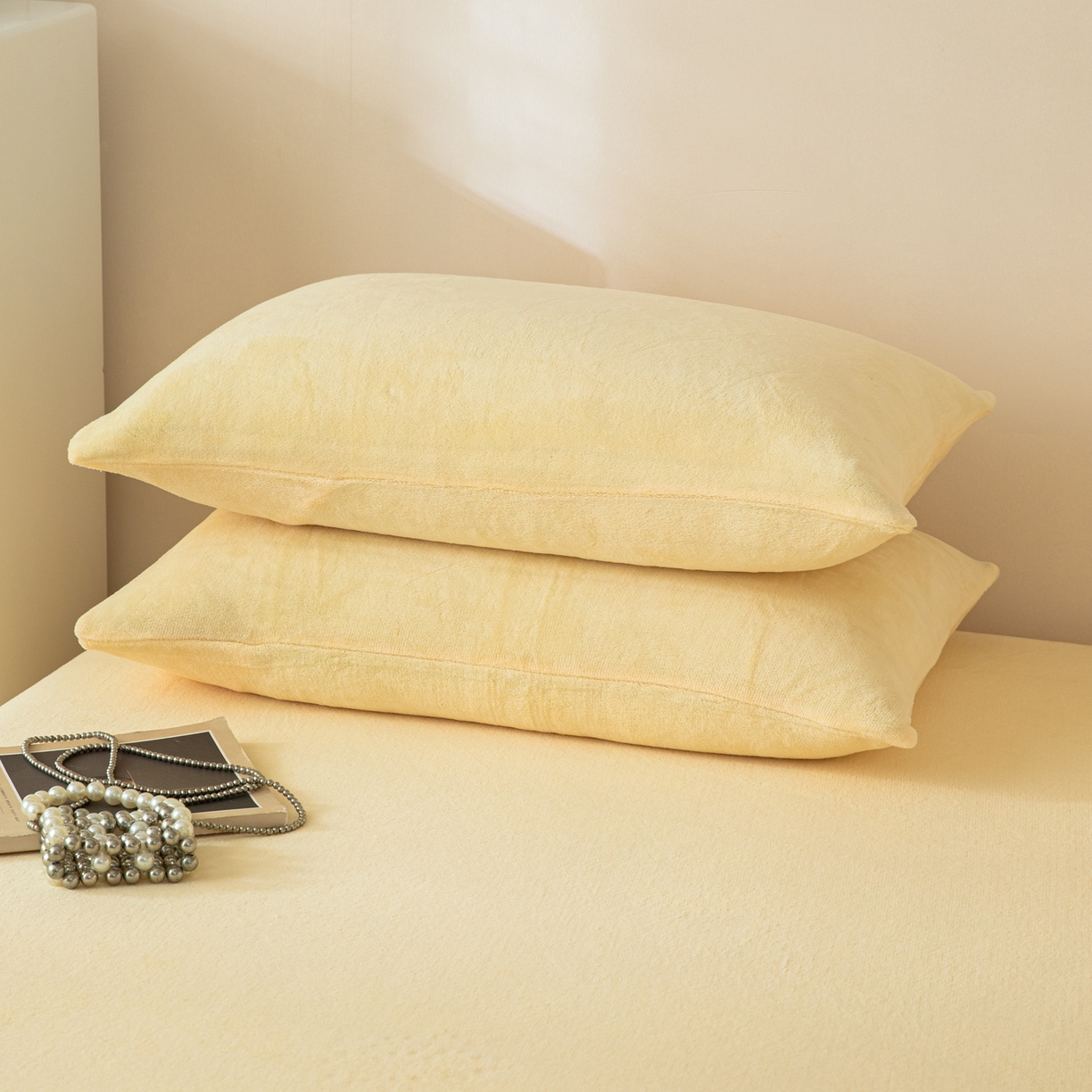 91家纺网 家纺一手货源 找家纺 眠博士 2025新款简约牛奶绒纯色单床笠-场景二 牛奶绒纯色床笠-鹅黄