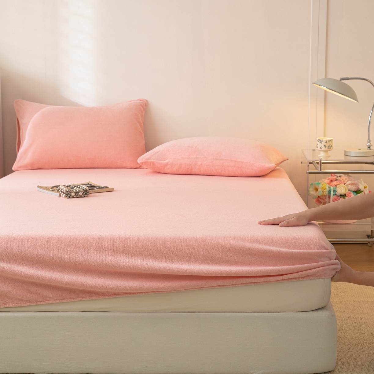 91家纺网 家纺一手货源 找家纺 眠博士 2025新款简约牛奶绒纯色单床笠-场景二 牛奶绒纯色床笠-粉色