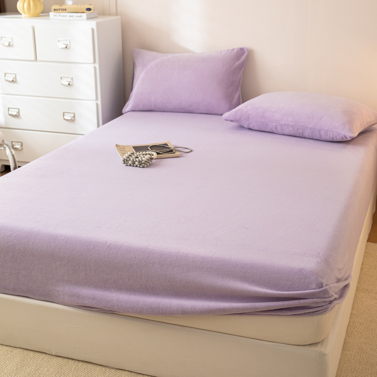 91家纺网 家纺一手货源 找家纺 眠博士 2025新款简约牛奶绒纯色单床笠-场景二 牛奶绒纯色床笠-丁香紫