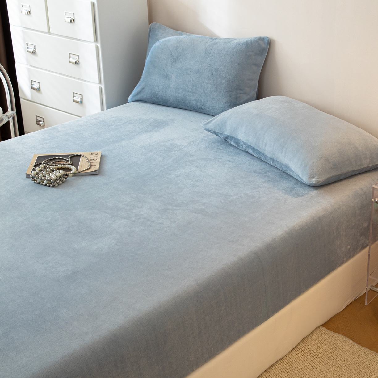 91家纺网 家纺一手货源 找家纺 眠博士 2025新款简约牛奶绒纯色单床笠-场景二 牛奶绒纯色床笠-雾霾蓝