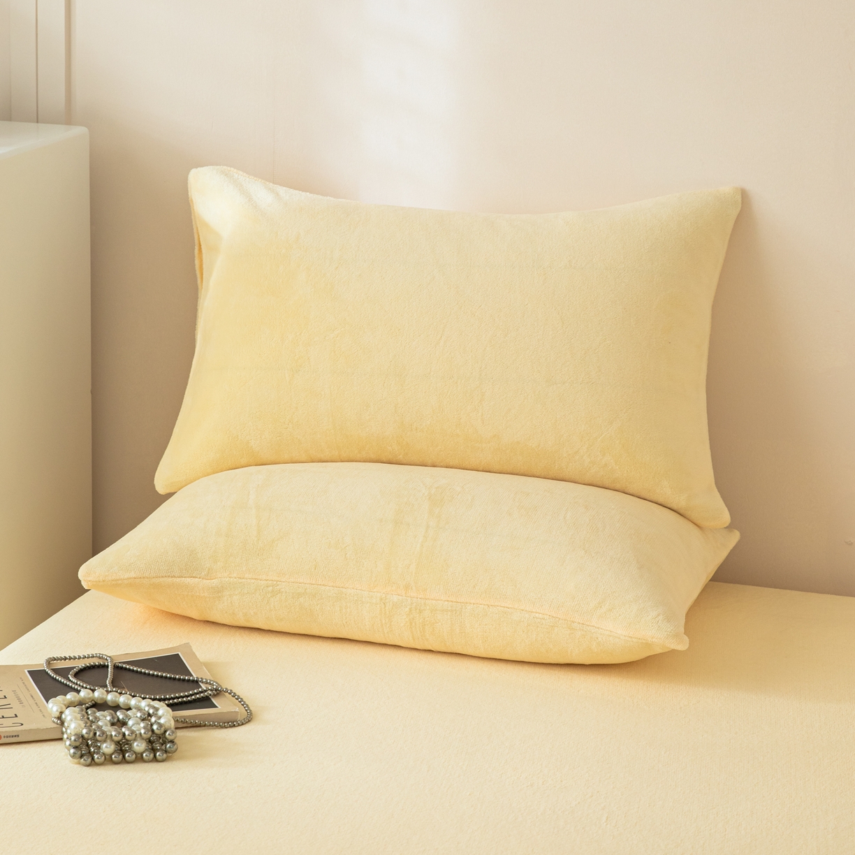 91家纺网 家纺一手货源 找家纺 眠博士 2025新款简约牛奶绒纯色单床笠-场景二 牛奶绒纯色床笠-鹅黄