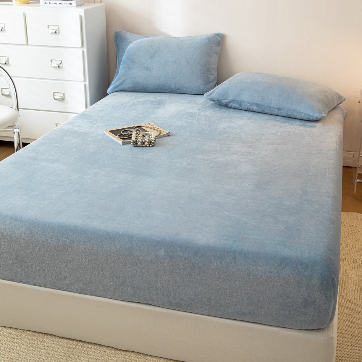 91家纺网 家纺一手货源 找家纺 眠博士 2025新款简约牛奶绒纯色单床笠-场景二 牛奶绒纯色床笠-雾霾蓝