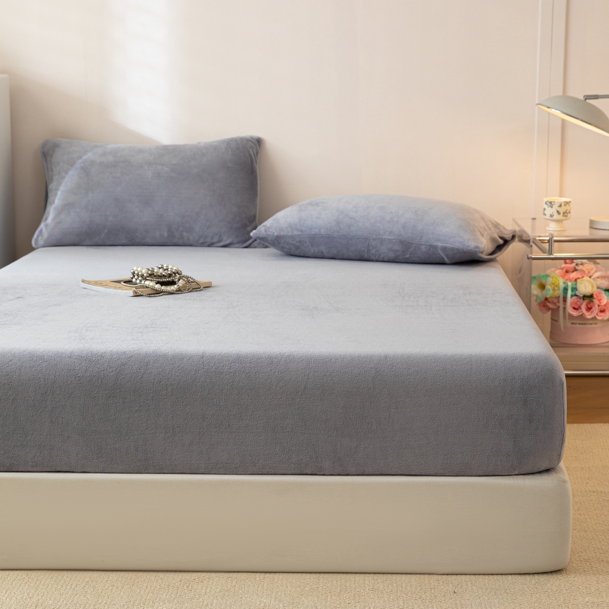 91家纺网 家纺一手货源 找家纺 眠博士 2025新款简约牛奶绒纯色单床笠-场景二 牛奶绒纯色床笠-浅灰