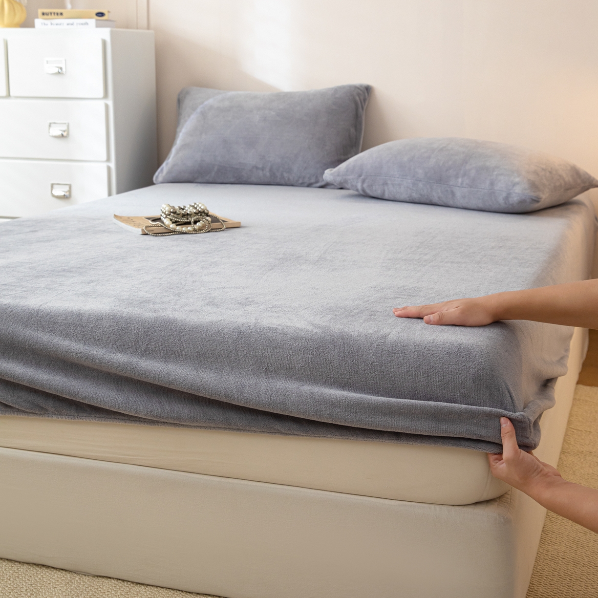 91家纺网 家纺一手货源 找家纺 眠博士 2025新款简约牛奶绒纯色单床笠-场景二 牛奶绒纯色床笠-浅灰