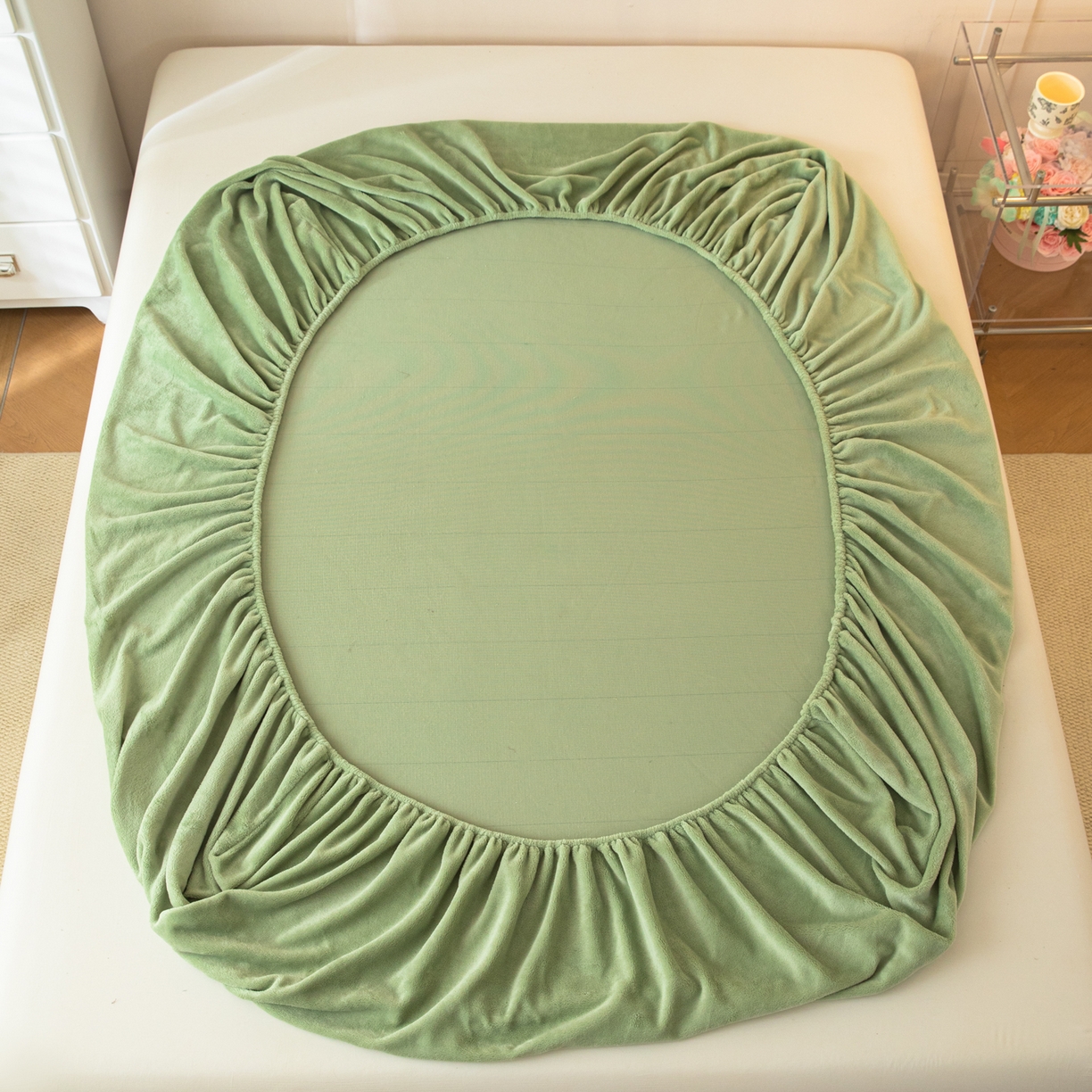 91家纺网 家纺一手货源 找家纺 眠博士 2025新款简约牛奶绒纯色单床笠-场景二 牛奶绒纯色床笠-苹果绿