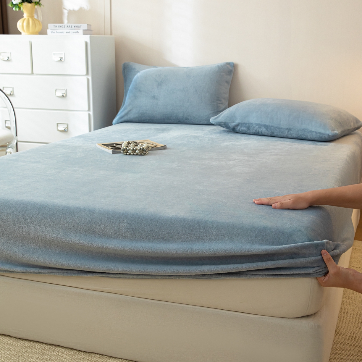 眠博士 2025新款简约牛奶绒纯色单床笠-场景二 牛奶绒纯色床笠-雾霾蓝