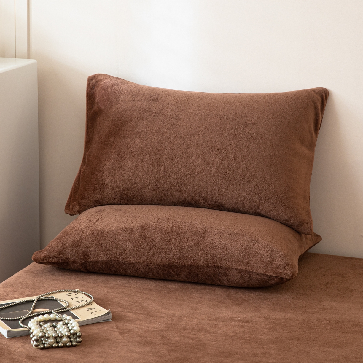 91家纺网 家纺一手货源 找家纺 眠博士 2025新款简约牛奶绒纯色单床笠-场景二 牛奶绒纯色床笠-冬日咖