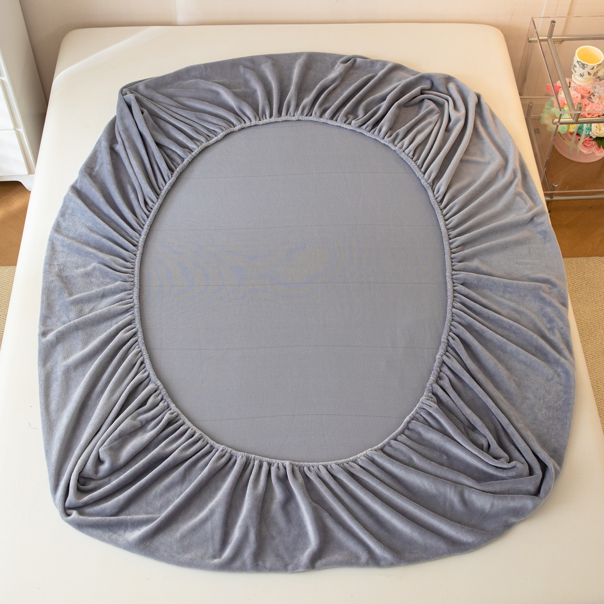 91家纺网 家纺一手货源 找家纺 眠博士 2025新款简约牛奶绒纯色单床笠-场景二 牛奶绒纯色床笠-浅灰