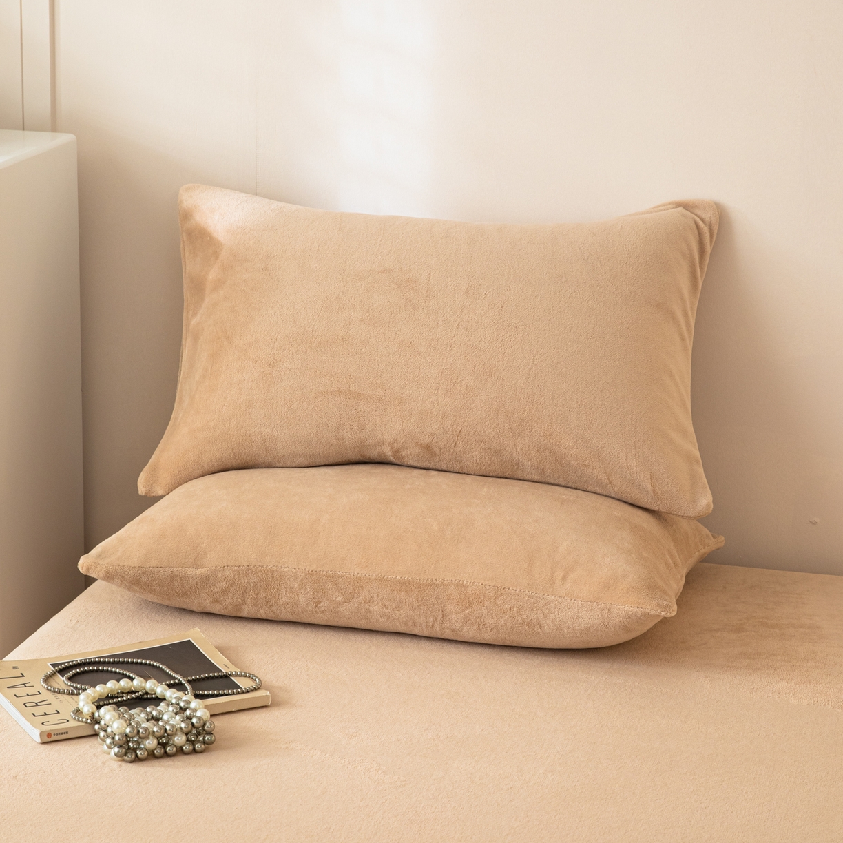 91家纺网 家纺一手货源 找家纺 眠博士 2025新款简约牛奶绒纯色单床笠-场景二 牛奶绒纯色床笠-暖咖