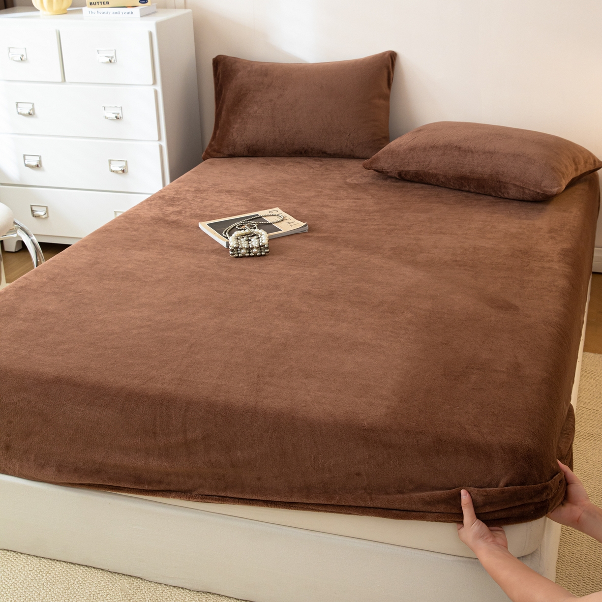 91家纺网 家纺一手货源 找家纺 眠博士 2025新款简约牛奶绒纯色单床笠-场景二 牛奶绒纯色床笠-冬日咖