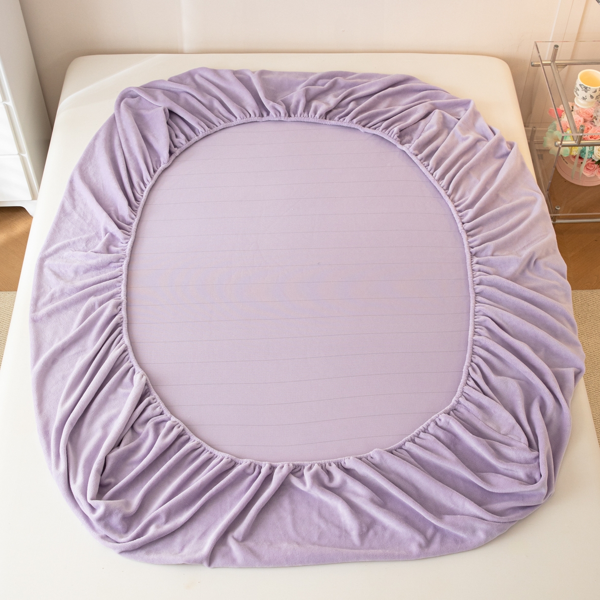 91家纺网 家纺一手货源 找家纺 眠博士 2025新款简约牛奶绒纯色单床笠-场景二 牛奶绒纯色床笠-丁香紫