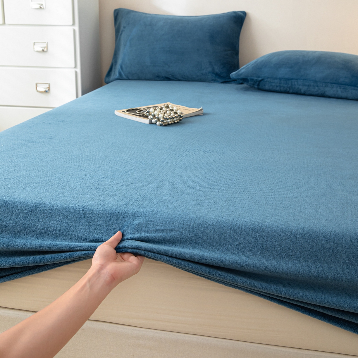 91家纺网 家纺一手货源 找家纺 眠博士 2025新款简约牛奶绒纯色单床笠-场景二 牛奶绒纯色床笠-靛青