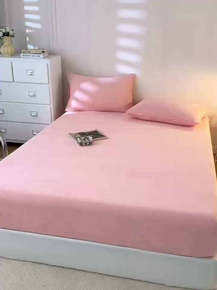 91家纺网 家纺一手货源 找家纺 眠博士 2025新款简约牛奶绒纯色单床笠-场景二 牛奶绒纯色床笠-粉色