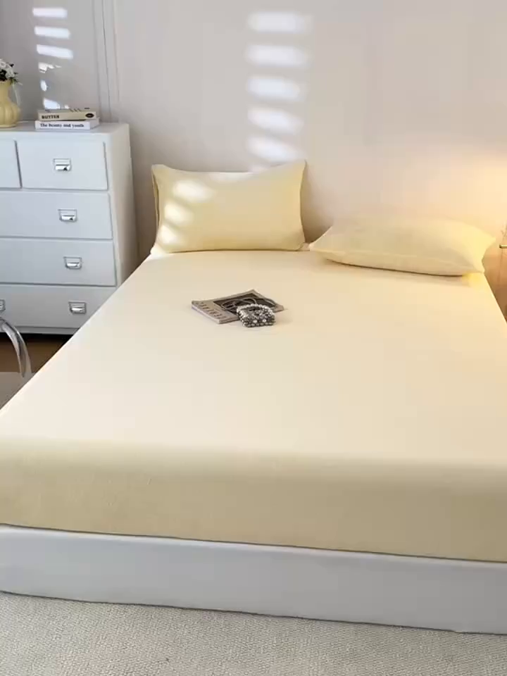 91家纺网 家纺一手货源 找家纺 眠博士 2025新款简约牛奶绒纯色单床笠-场景二 牛奶绒纯色床笠-鹅黄