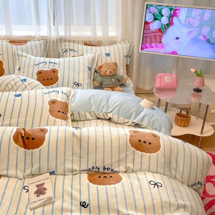 91家纺网 家纺一手货源 找家纺 川悦生活 2025新款高克重牛奶绒四件套-系列二 幸运咪熊-蓝