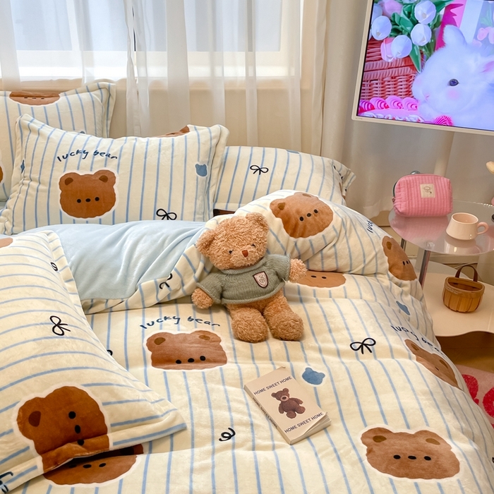 91家纺网 家纺一手货源 找家纺 川悦生活 2025新款高克重牛奶绒四件套-系列二 幸运咪熊-蓝