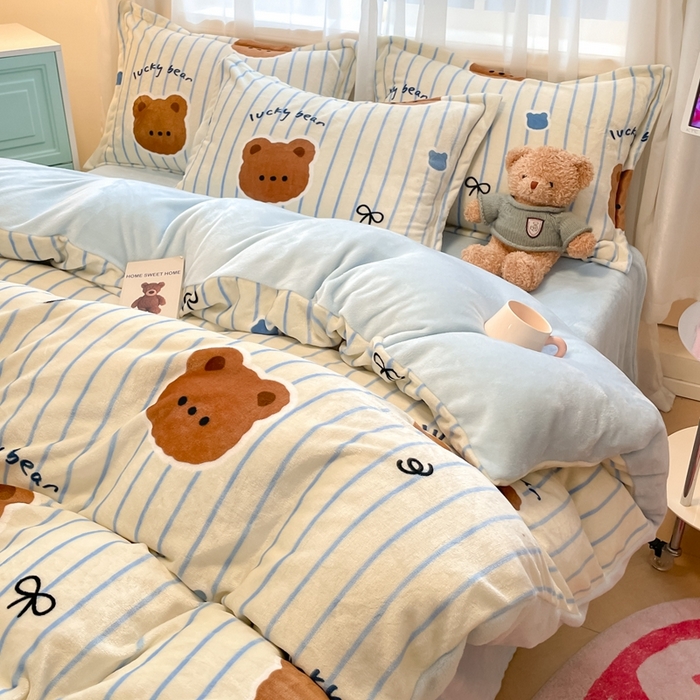 91家纺网 家纺一手货源 找家纺 川悦生活 2025新款高克重牛奶绒四件套-系列二 幸运咪熊-蓝