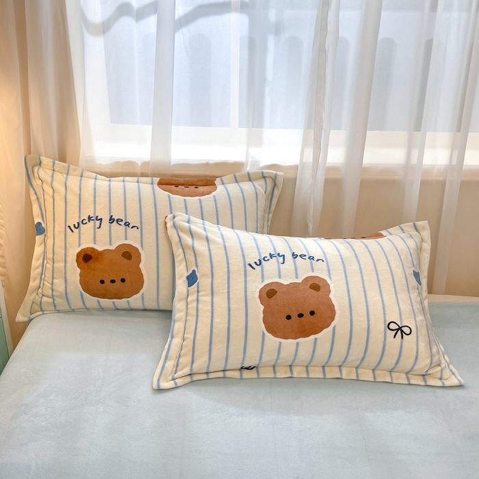 91家纺网 家纺一手货源 找家纺 川悦生活 2025新款高克重牛奶绒四件套-系列二 幸运咪熊-蓝