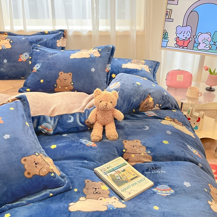 91家纺网 家纺一手货源 找家纺 川悦生活 2025新款高克重牛奶绒四件套-系列二 月亮熊仔