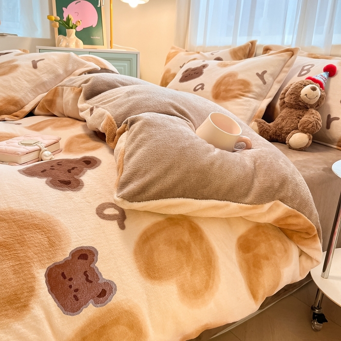 川悦生活 2025新款高克重牛奶绒四件套-系列二 字母熊