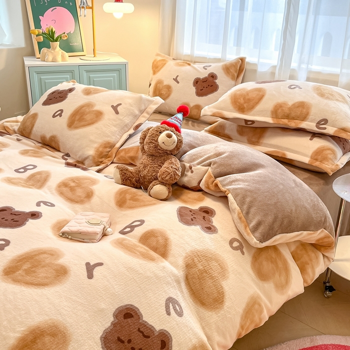 91家纺网 家纺一手货源 找家纺 川悦生活 2025新款高克重牛奶绒四件套-系列二 字母熊