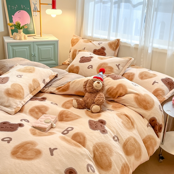 91家纺网 家纺一手货源 找家纺 川悦生活 2025新款高克重牛奶绒四件套-系列二 字母熊