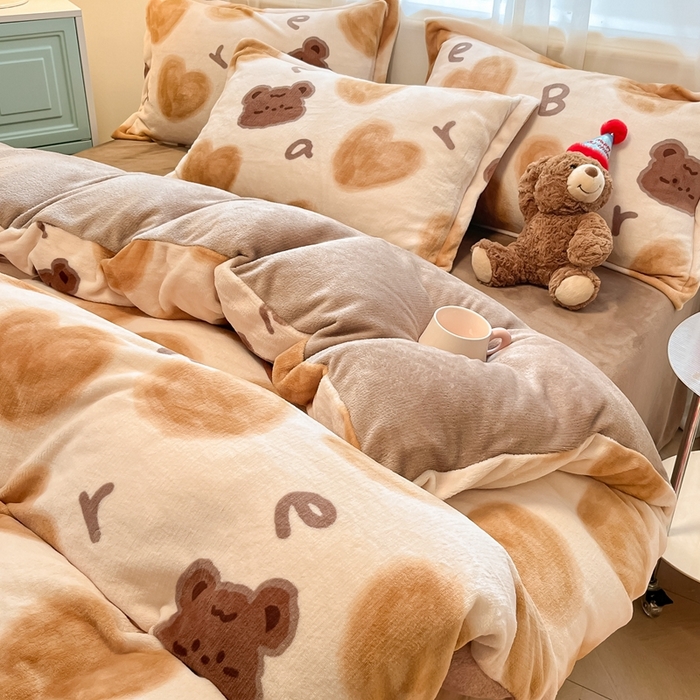 91家纺网 家纺一手货源 找家纺 川悦生活 2025新款高克重牛奶绒四件套-系列二 字母熊